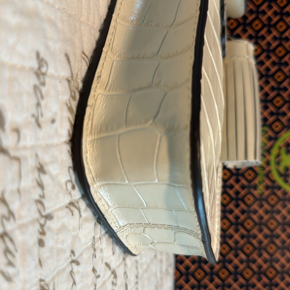 Brand new never worn Thea embossed cellphone crossbody in color New Cream. - Picture 3 of 4